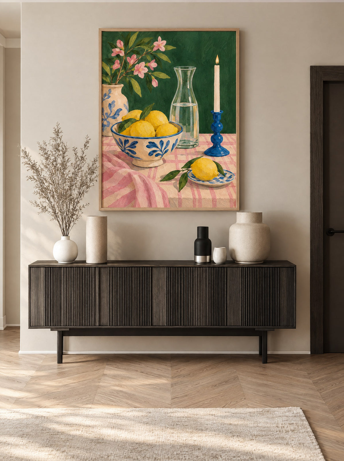 Citroenen, Karaf en Kaars met natuur houten lijst aan de muur in de slaapkamer