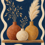 Schilderij van drie ronde vazen met droge takken en pampaspluimen op een houten plank voor een marineblauwe achtergrond met golvende rand.