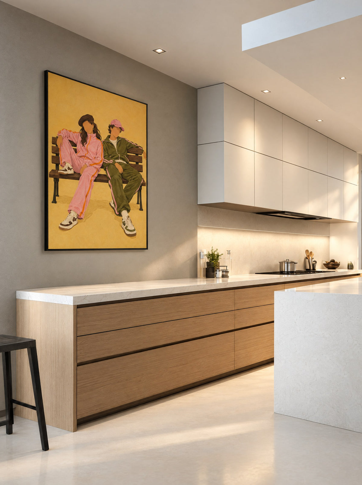 Duo op Houten Bank met zwarte lijst aan de muur in een warme woonkamer