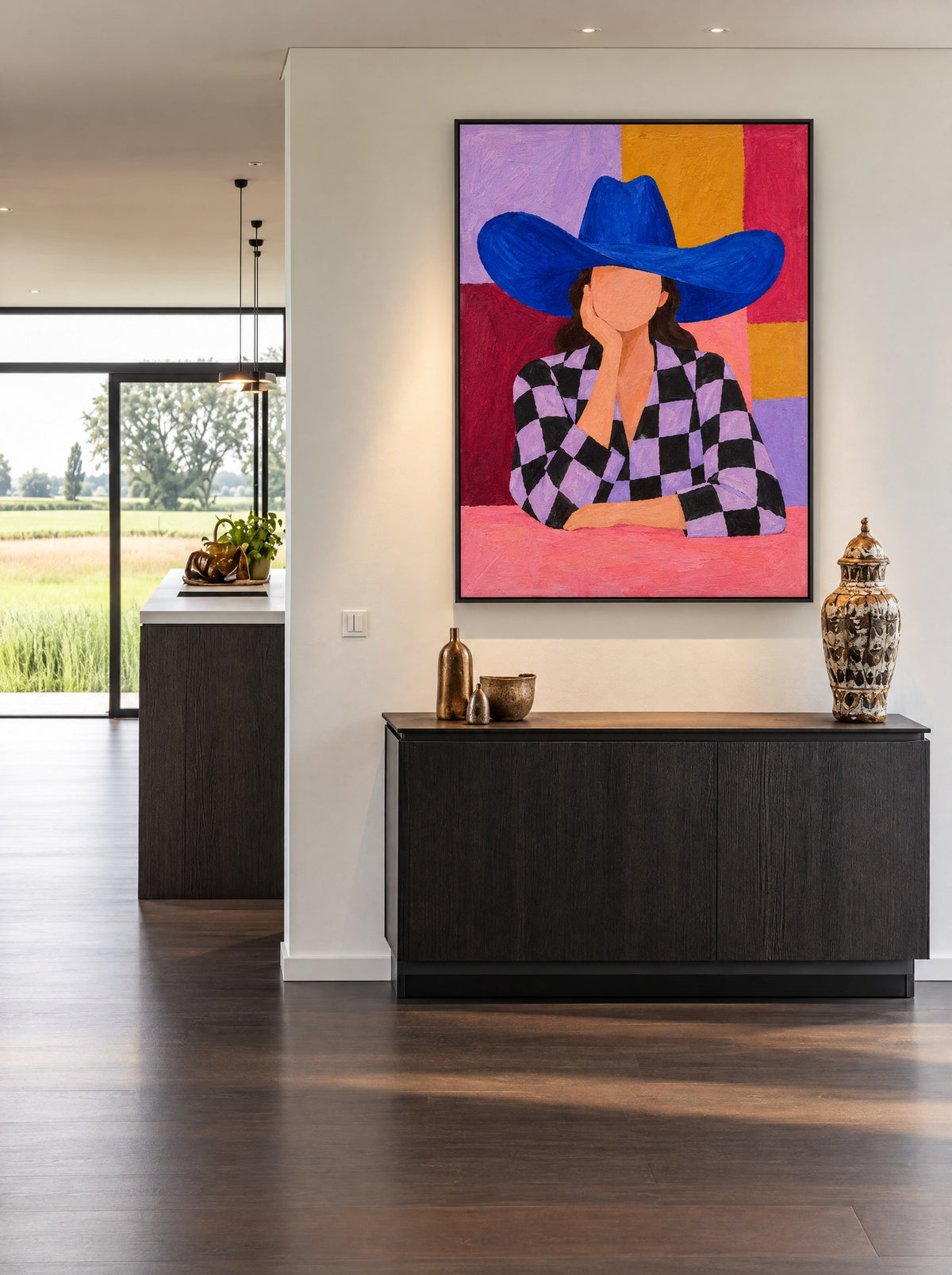 Blauwe Hoed en Ruitjasje met zwarte lijst aan de muur in een warme woonkamer