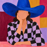 Schilderij van een vrouw zonder gezicht met een grote blauwe hoed en een zwart-lila geruit jasje voor gekleurde vlakken.