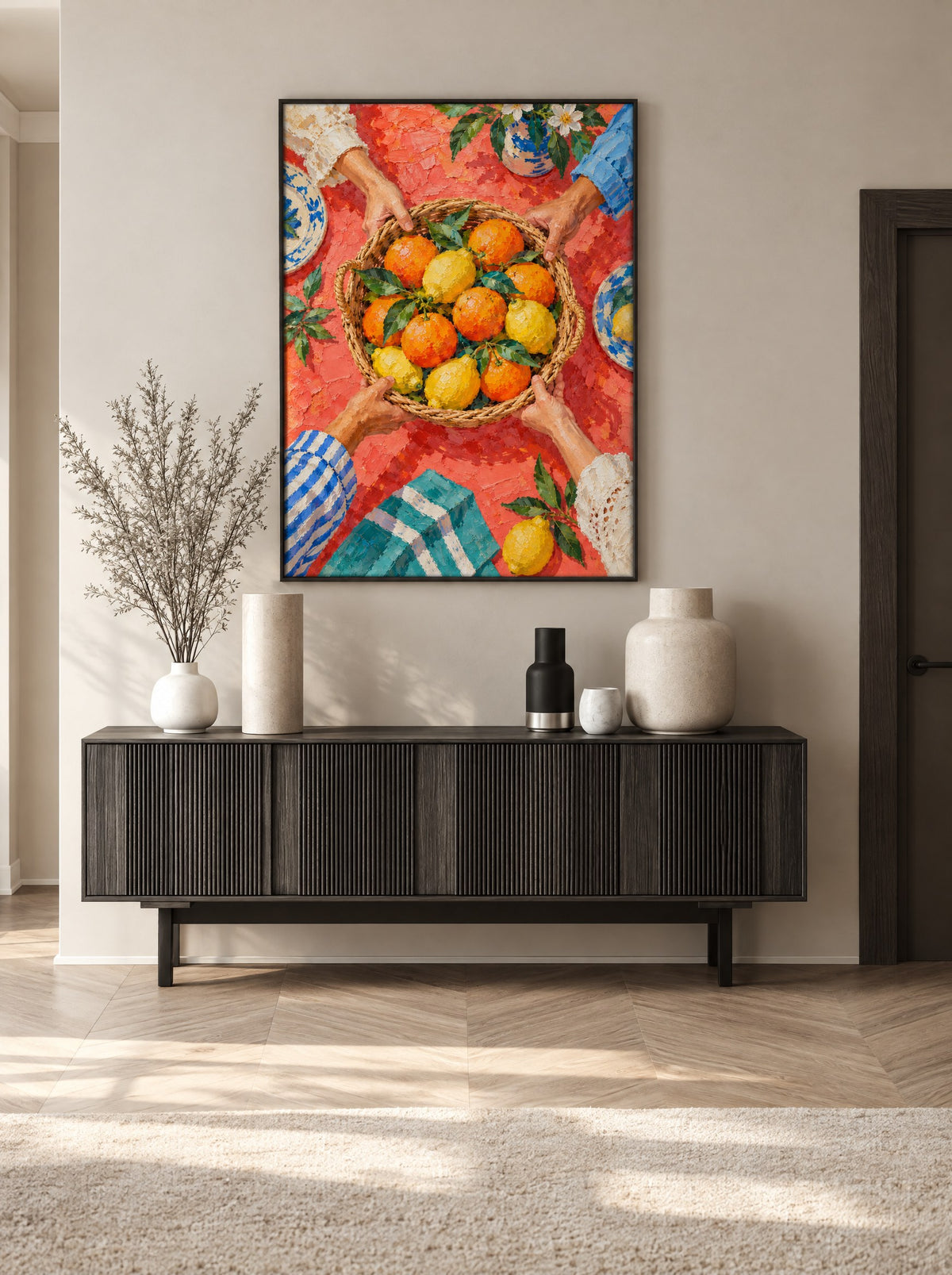 Gedeelde Citrusmand met zwarte lijst aan de muur in een warme woonkamer