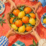 Schilderij van vier handen rond een rieten mand met sinaasappels en citroenen op een rode tafel met blauw-wit servies.