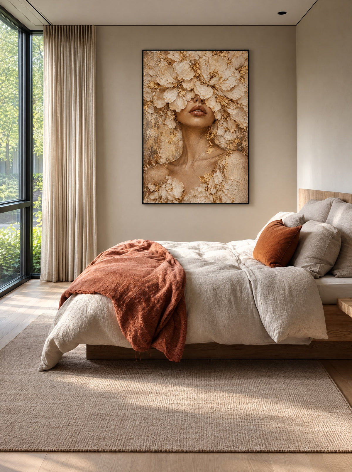 Bloemenhoofd met Bladgoud met zwarte lijst aan de muur in een warme woonkamer