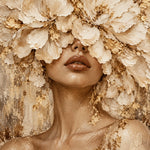 Schilderij van een vrouw wier ogen verborgen zijn onder grote crèmekleurige bloemen met bladgoud, met zichtbare lippen en schouders.