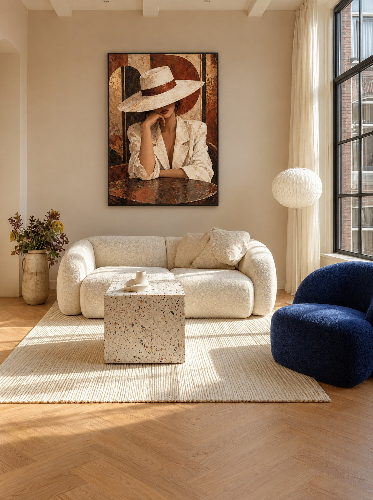 Dame met Witte Hoed aan Tafel met zwarte lijst aan de muur in een warme woonkamer