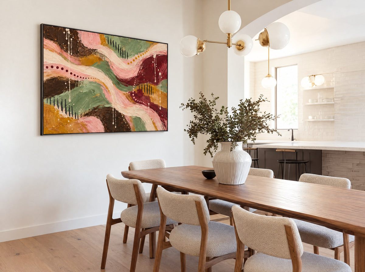 Golven van Salie en Bordeaux met zwarte lijst aan de muur in een warme woonkamer