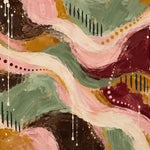 Abstract schilderij met golvende verfbanen in salie, roze, bordeaux en oker met rijen stippen en zwarte streepjes.