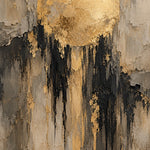 Abstract schilderij met een grote gouden schijf en neerdruipende zwarte en gouden verf op een ruw grijs-beige oppervlak.