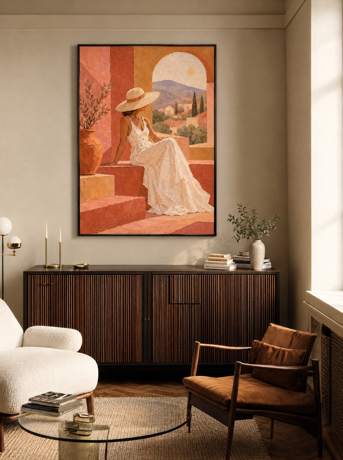 Zonnehoed bij het Boogvenster met zwarte lijst aan de muur in een warme woonkamer