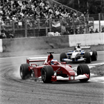 Achtervolging in Rood – vintage motorsport wanddecoratie