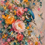 Schilderij van een pauwenkop tussen roze en oranje pioenen met drie kleine vogels op een beige achtergrond.