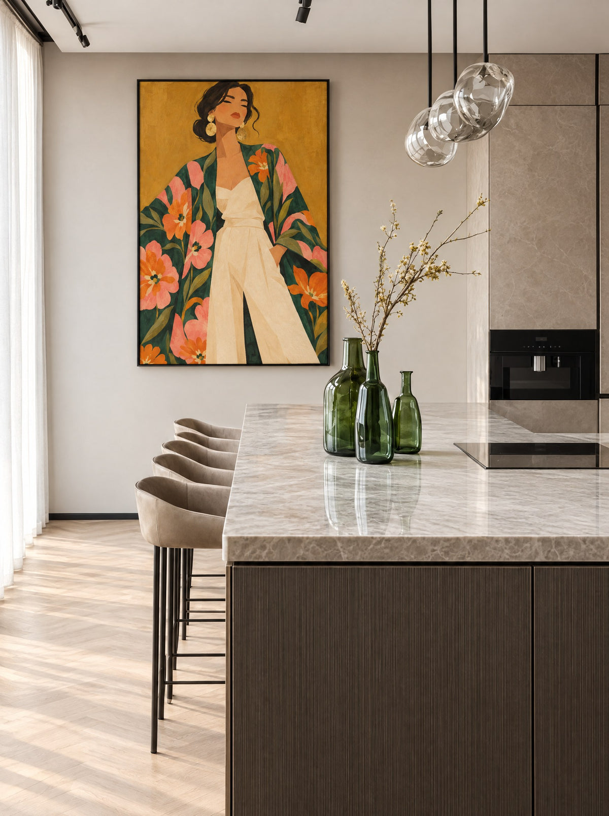 Vrouw in Bloemenkimono in zwarte lijst boven een ronde crèmekleurige bank in een warme woonkamer.