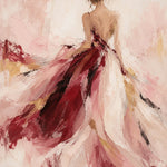 Schilderij van een vrouw van achteren in een wapperende jurk in bordeaux, roze en crème met gouden accenten.