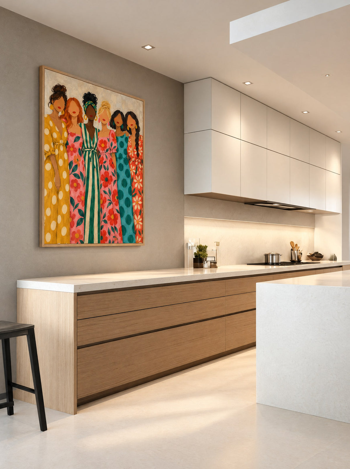 Zes Vrouwen in Patroonjurken in natuur houten lijst boven het bed in een warme slaapkamer.