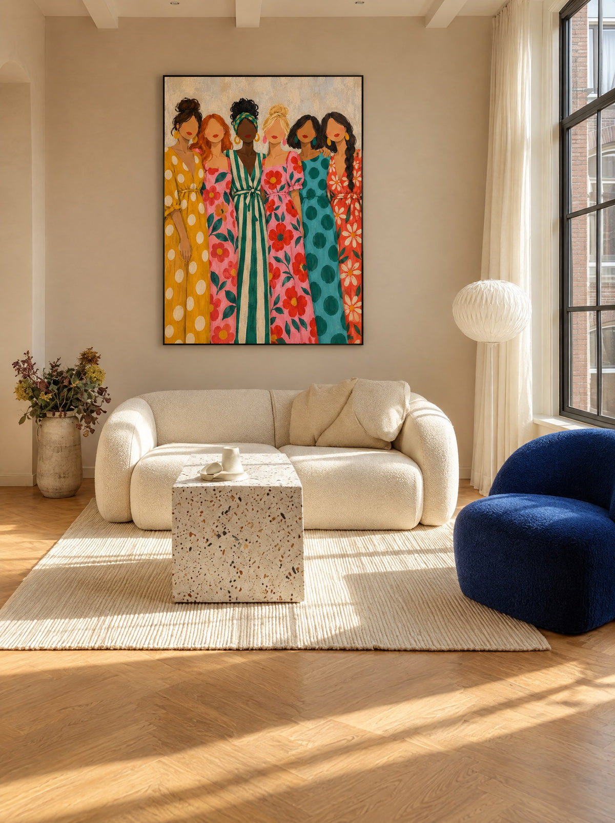 Zes Vrouwen in Patroonjurken in zwarte lijst boven een ronde crèmekleurige bank in een warme woonkamer.