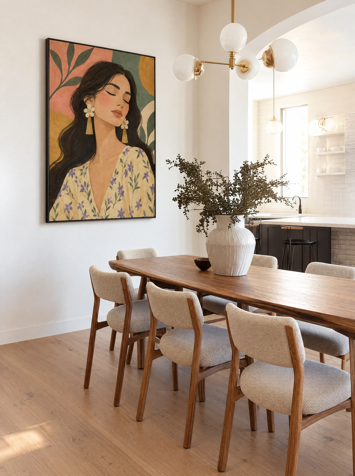 Vrouw met Bloemenoorbellen in zwarte lijst boven een crèmekleurige bank in een warme woonkamer.