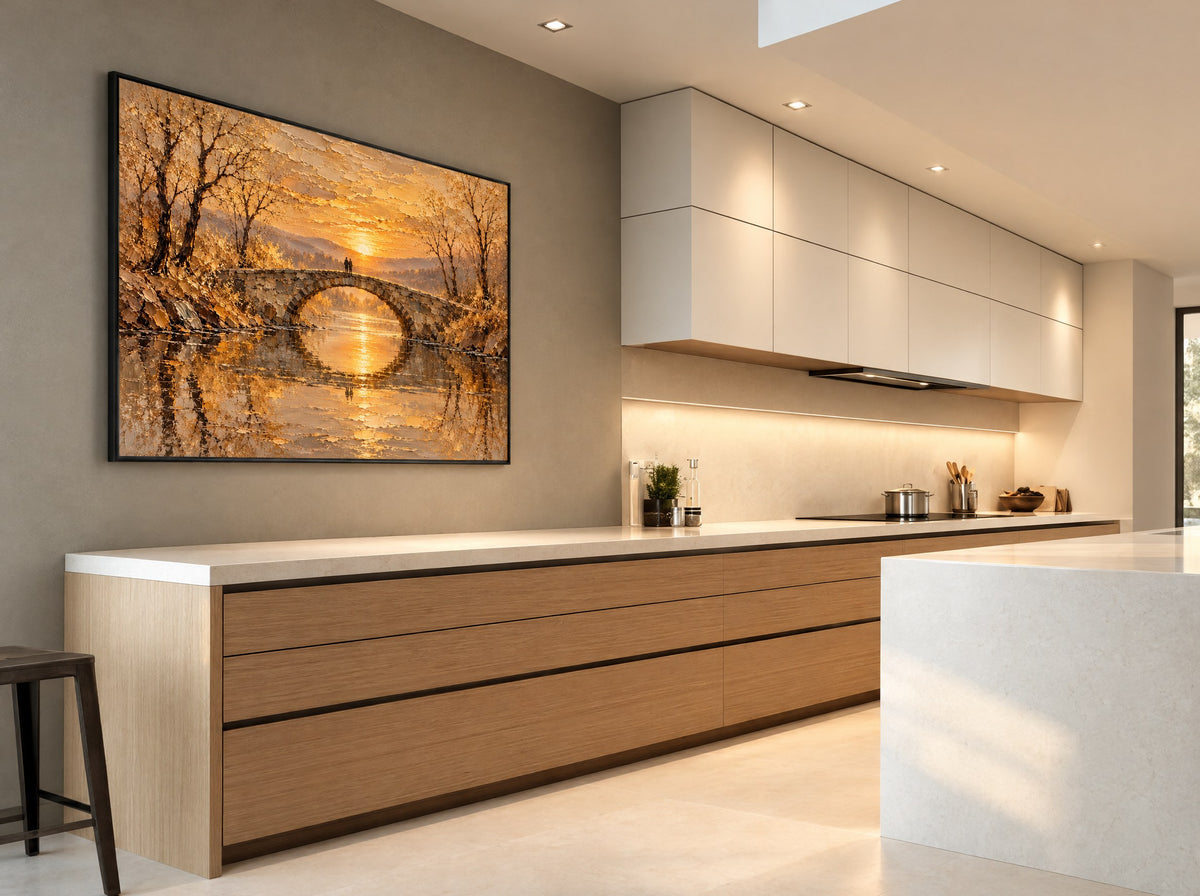 Stenen Brug in Gouden Licht in zwarte lijst boven een crèmekleurige bank in een warme woonkamer.