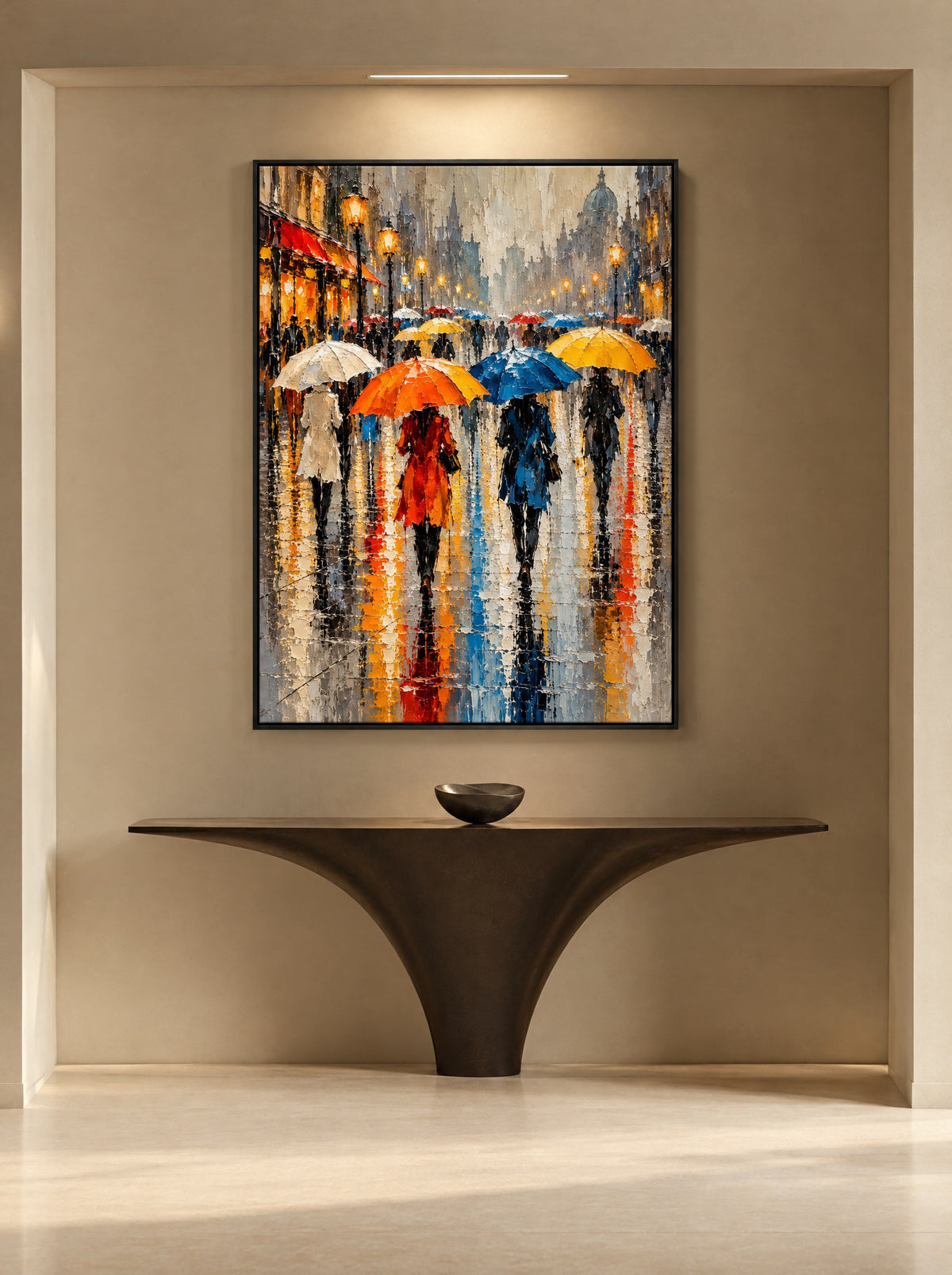 Paraplu's door de Regenstraat in zwarte lijst boven een crèmekleurige bank in een warme woonkamer.