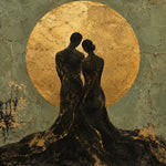 Schilderij van twee donkere silhouetten dicht tegen elkaar voor een grote gouden cirkel op een saliegroene, gebarsten muur.