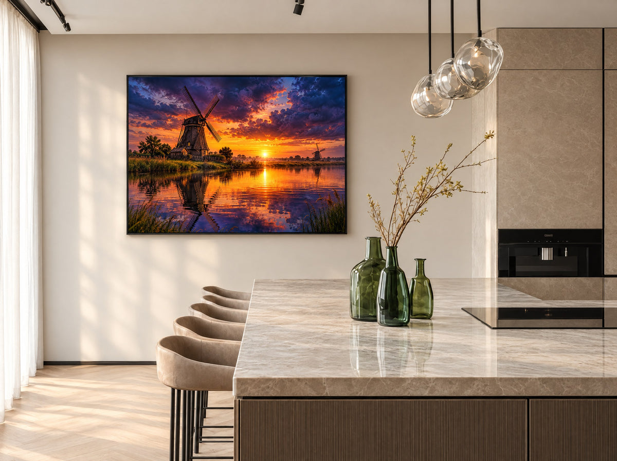 Houten Molen in Paarse Avondlucht in zwarte lijst boven een crèmekleurige bank in een warme woonkamer.