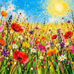 Schilderij van een zomerweide met rode klaprozen, roze cosmea's en madeliefjes onder een blauwe lucht met een gele zon.