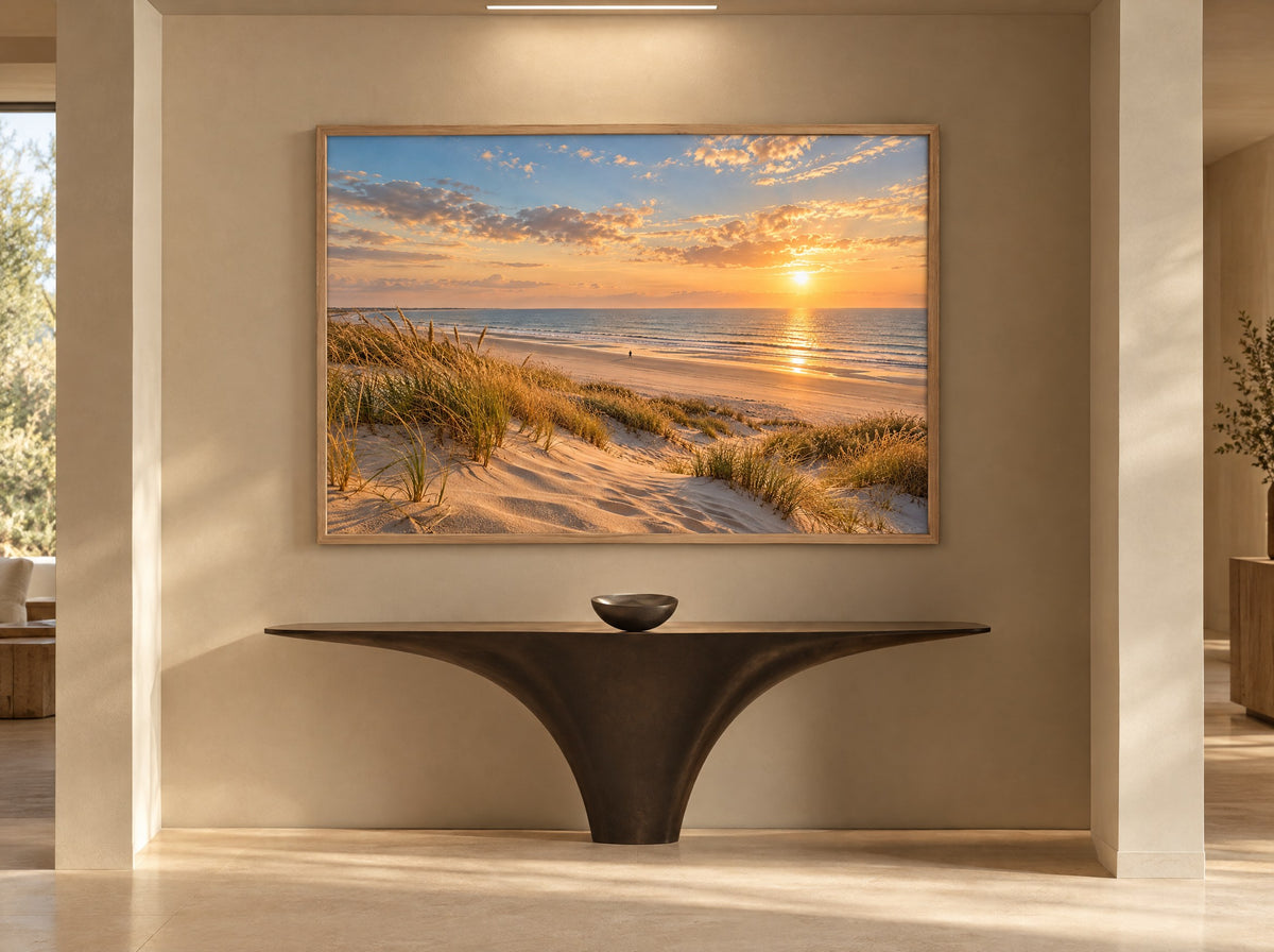 Zonsondergang boven Duinstrand in natuur houten lijst boven het bed in een warme slaapkamer.