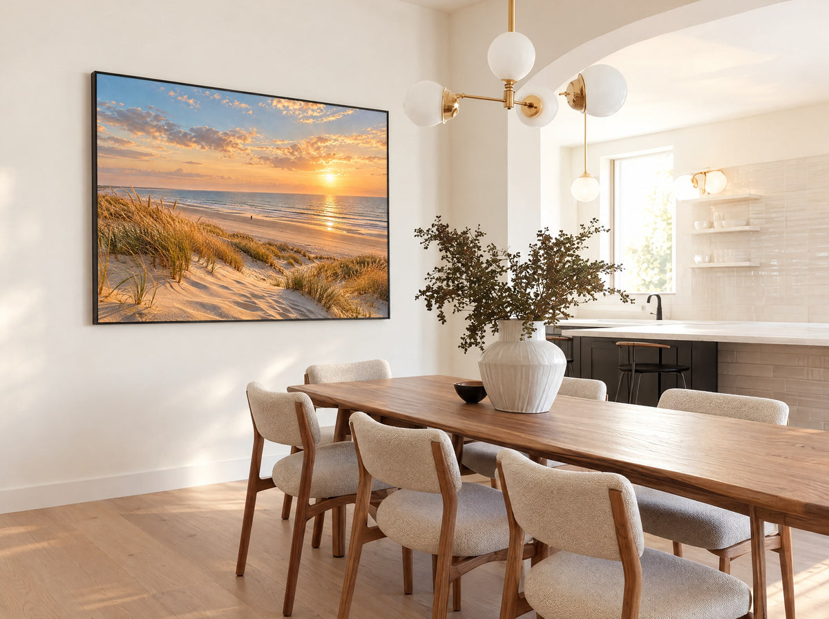 Zonsondergang boven Duinstrand in zwarte lijst boven een bruine leren bank in een warme woonkamer.