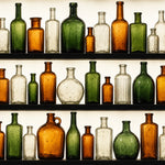 Afbeelding van drie planken met oude glazen flessen in amber, groen en helder glas, van achteren verlicht tegen een lichte achtergrond.