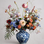 Bloemenchaos in Delfts Blauw wanddecoratie met bloemen in Delfts blauwe stijl