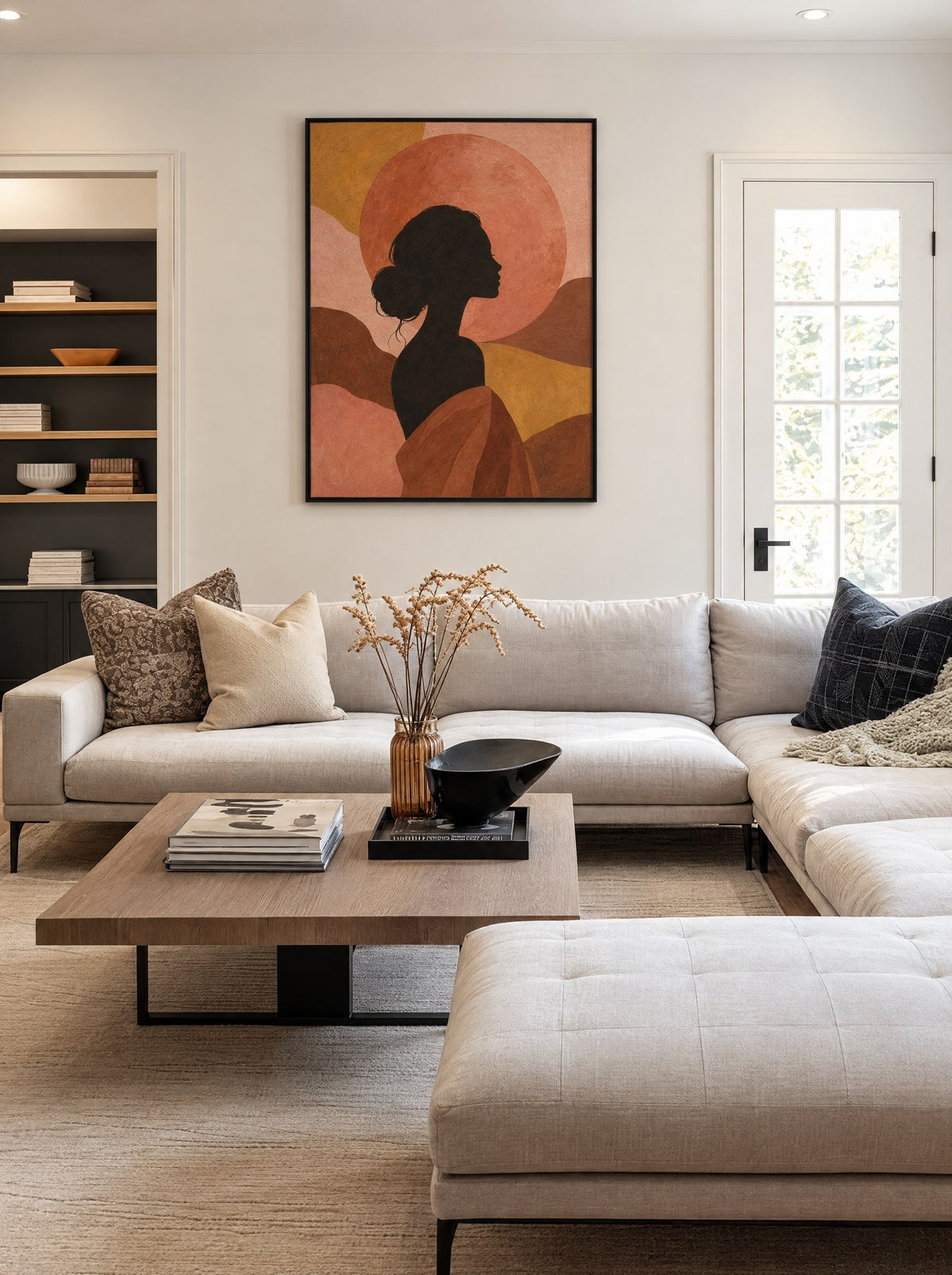 Silhouetschilderij met terracotta zon in een zwarte lijst, boven een bank in een warme woonkamer.