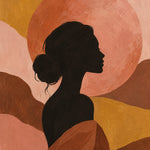 Zwart silhouet van een vrouw met knot voor een grote terracotta zon en golvende heuvels in oker en roze.