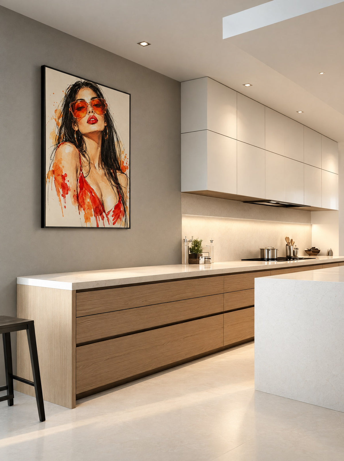 Modeportret met oranje zonnebril in een zwarte lijst, aan de muur in een moderne slaapkamer.