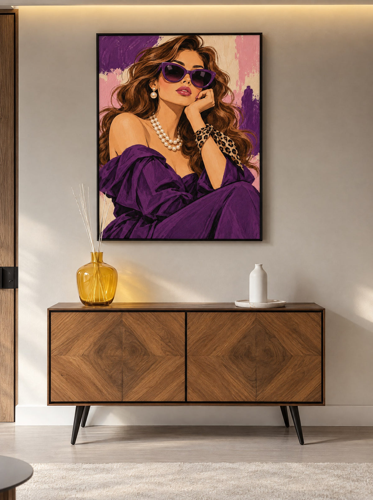 Modeportret in paars in een zwarte lijst, aan de muur in een stijlvolle slaapkamer.