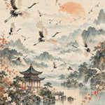 Aquarel van witte kraanvogels boven een meer met nevelige bergen, een paviljoen en takken met koraalrode bloesem.