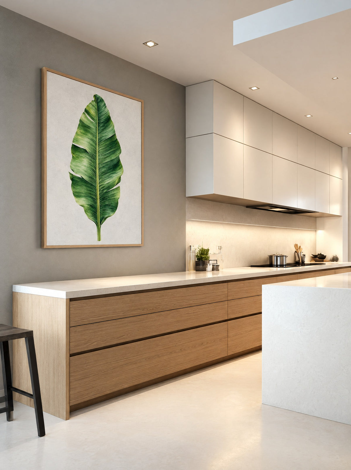 Bananenblad in een natuur houten lijst, aan de muur in een lichte hal.