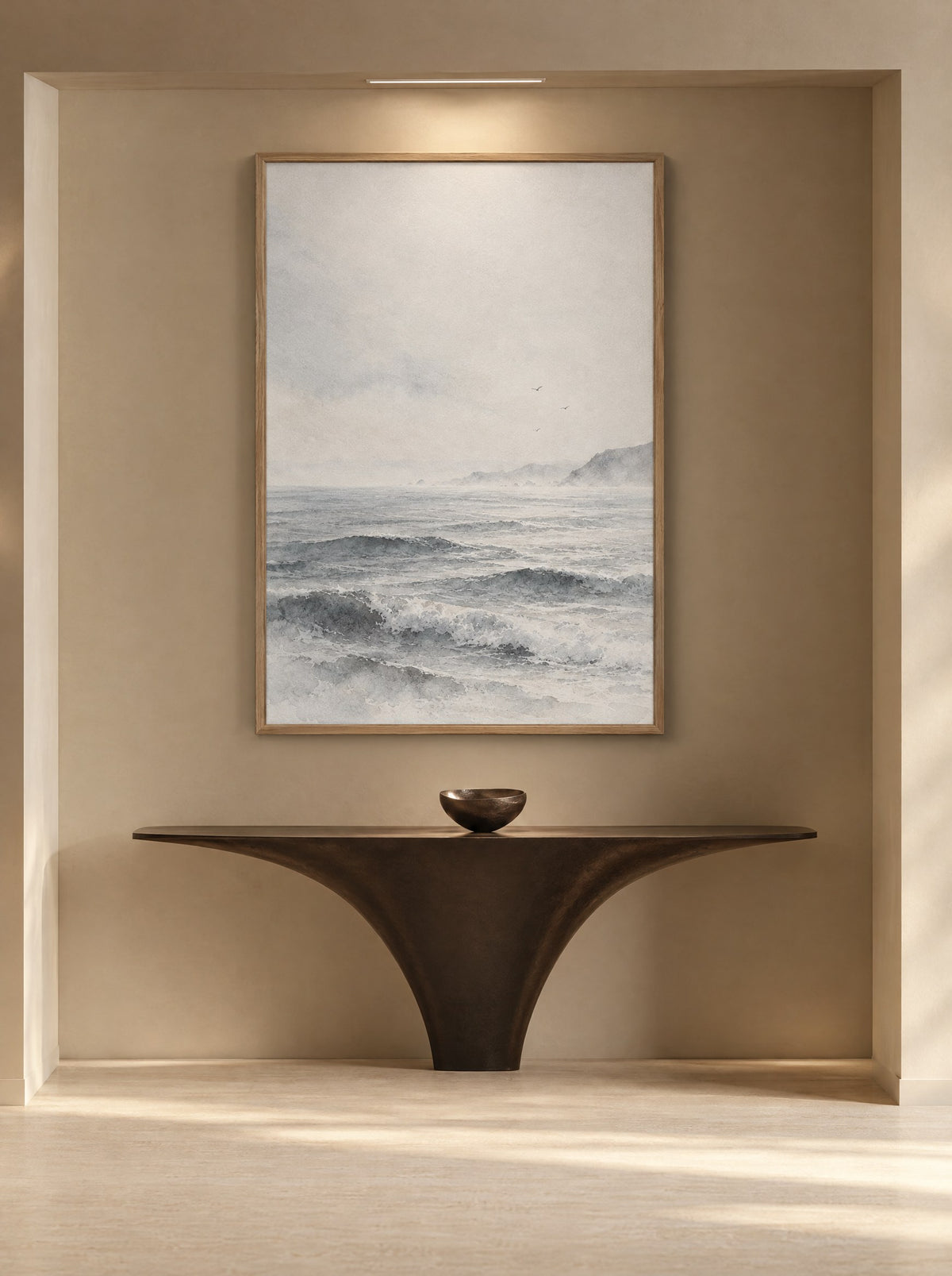 Zeegezicht in grijs in een natuur houten lijst, aan de muur in een lichte woonkamer.