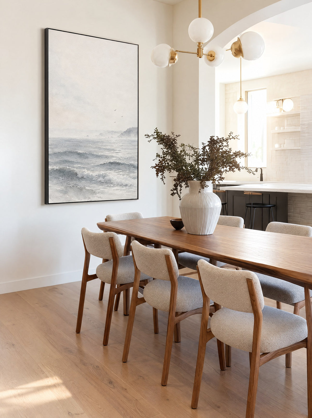 Zeegezicht in grijs in een zwarte lijst, aan de muur in een rustige slaapkamer.