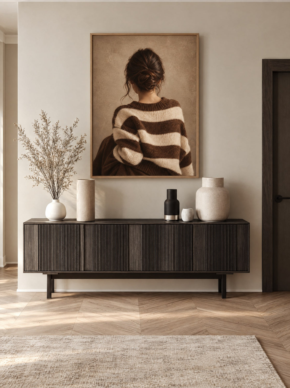 Portret van een vrouw met gestreepte trui in een natuur houten lijst, aan de muur in een warme slaapkamer.