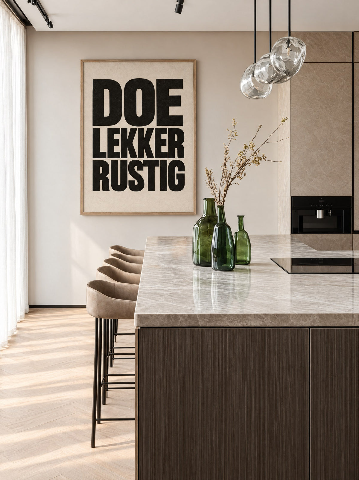Tekstposter Doe lekker rustig in een natuur houten lijst, aan de muur in een lichte hal.
