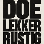 Typografische poster met de tekst Doe lekker rustig in grote zwarte letters op een crèmekleurige achtergrond.