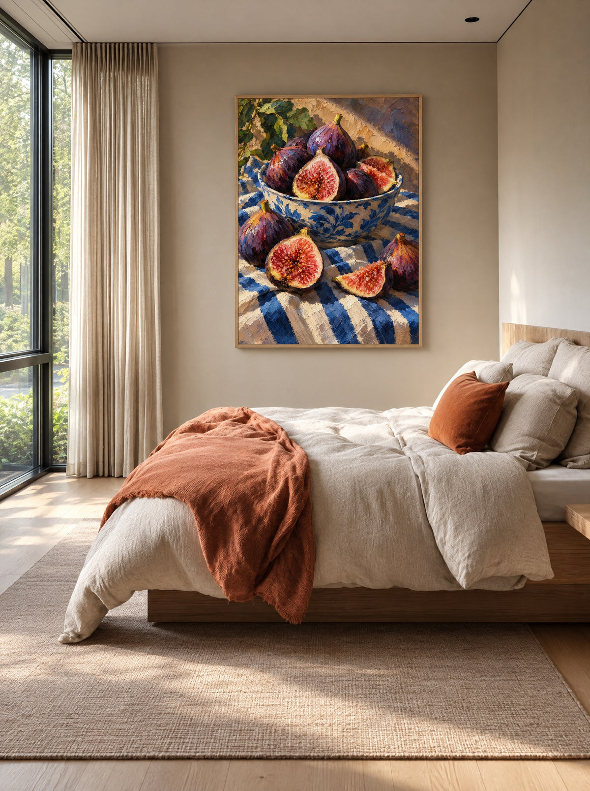 Stilleven met vijgen in een natuur houten lijst, aan de muur in een lichte keuken.