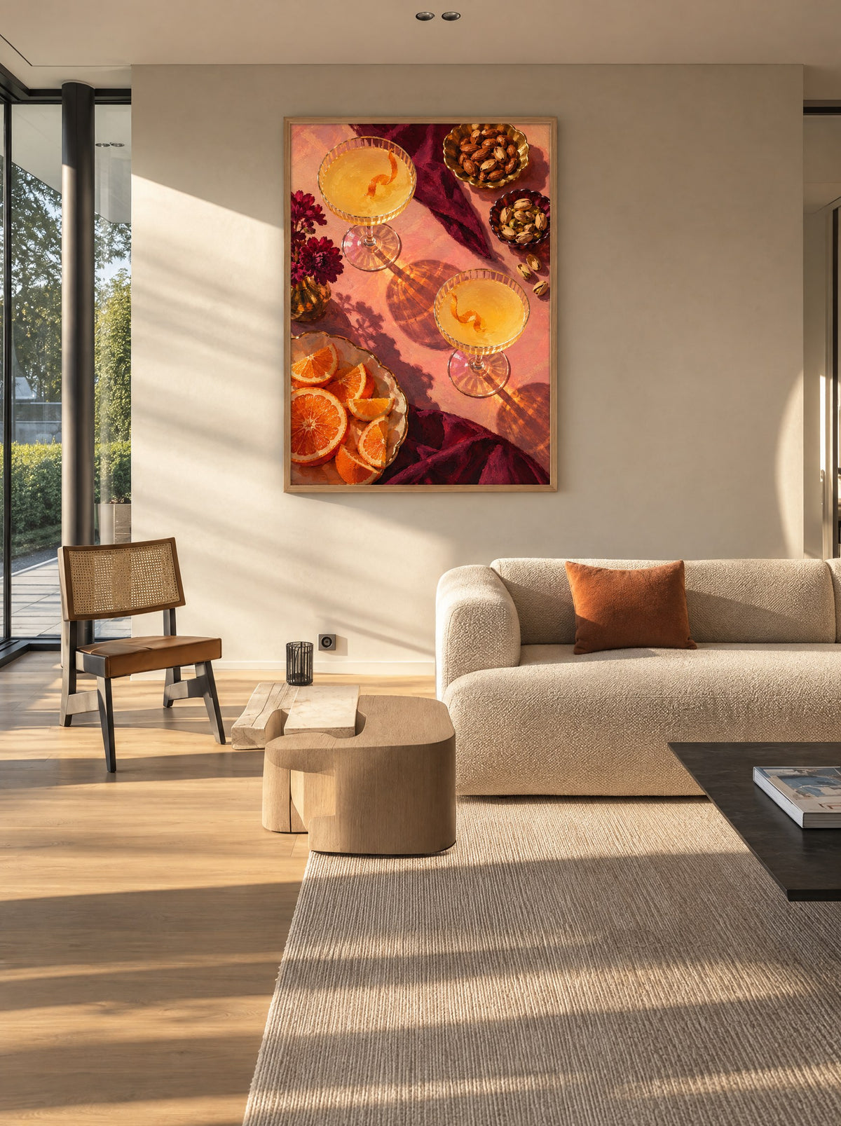 Schilderij met twee cocktails in een natuur houten lijst, aan de muur in een lichte keuken.