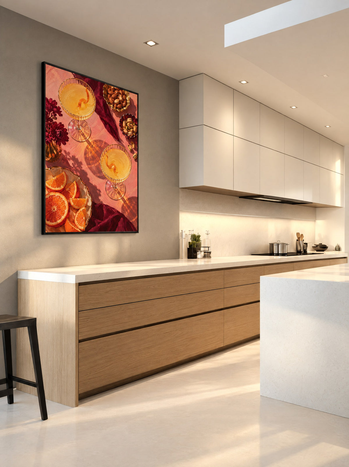 Schilderij met twee cocktails in een zwarte lijst, aan de muur boven een bar in een eetkamer.