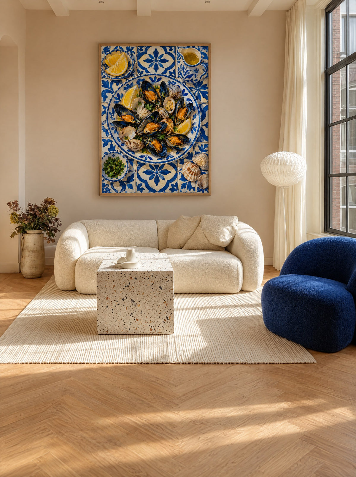 Schilderij met mosselen in een natuur houten lijst, aan de muur in een lichte eetkamer.