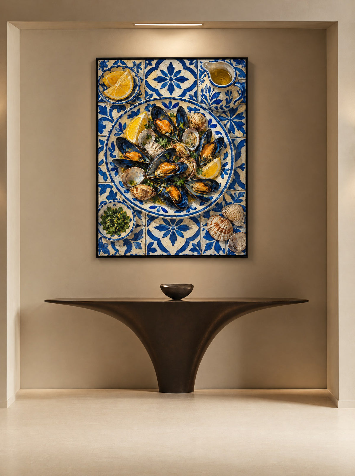 Schilderij met mosselen in een zwarte lijst, aan de muur in een moderne keuken.