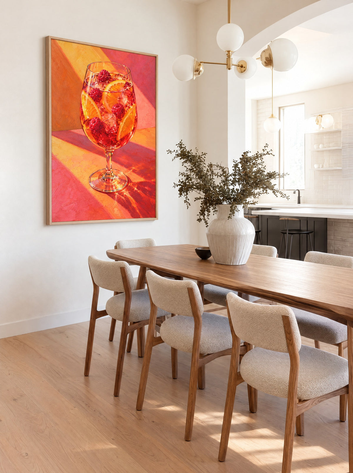 Schilderij met cocktail in een natuur houten lijst, aan de muur in een lichte keuken.