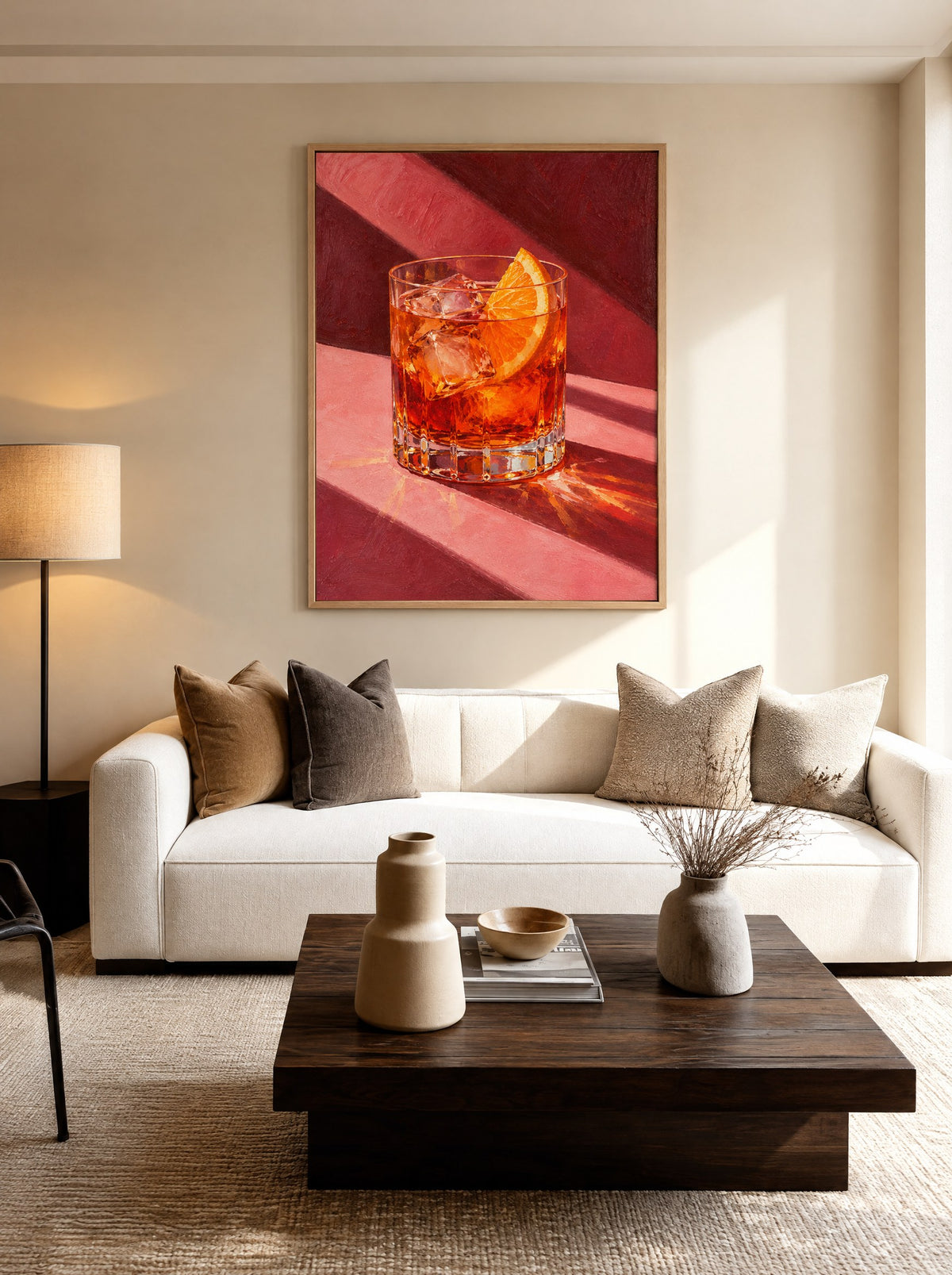 Schilderij met cocktail in een natuur houten lijst, aan de muur in een lichte eetkamer.
