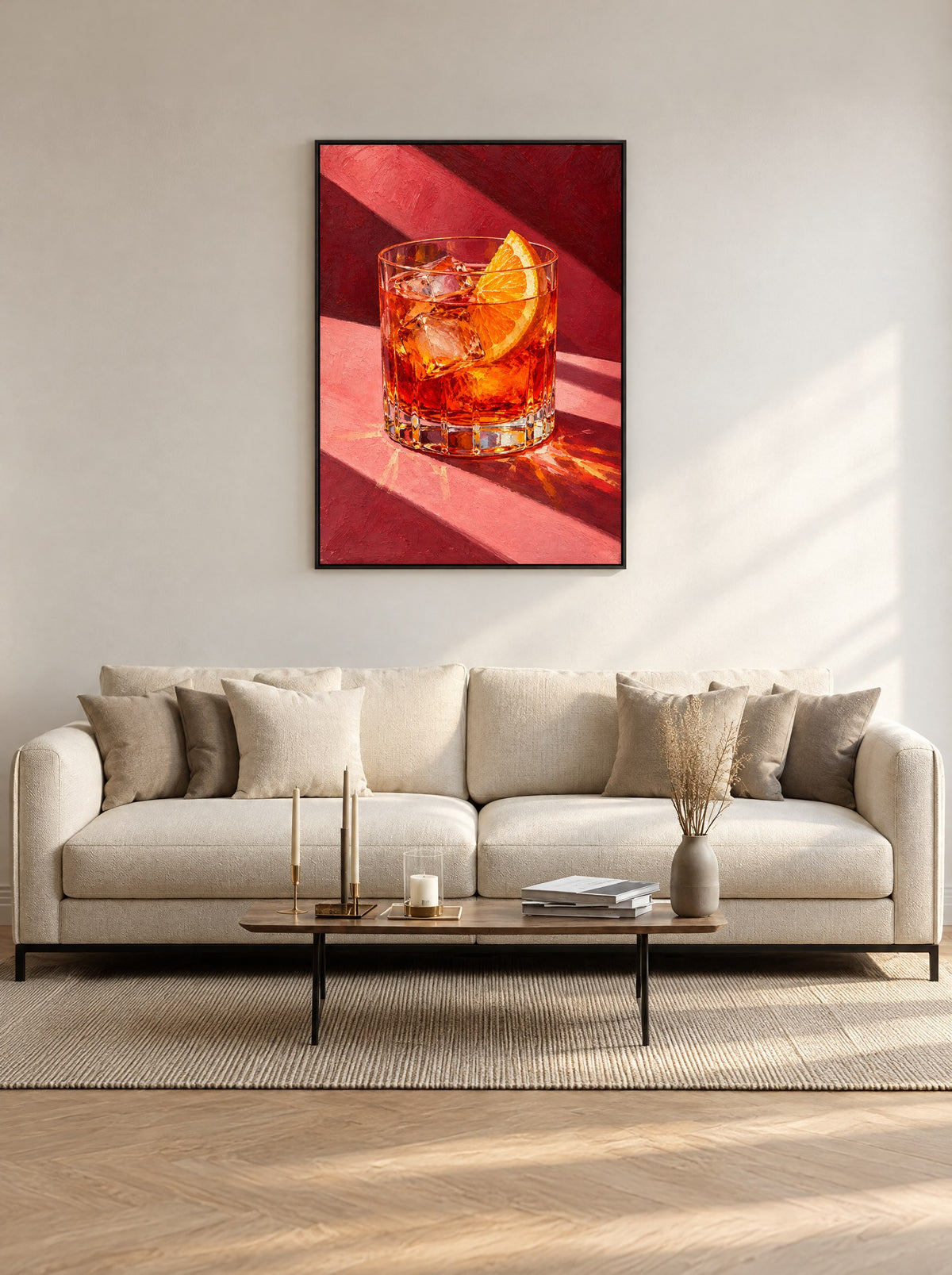 Schilderij met cocktail in een zwarte lijst, aan de muur boven een bar.