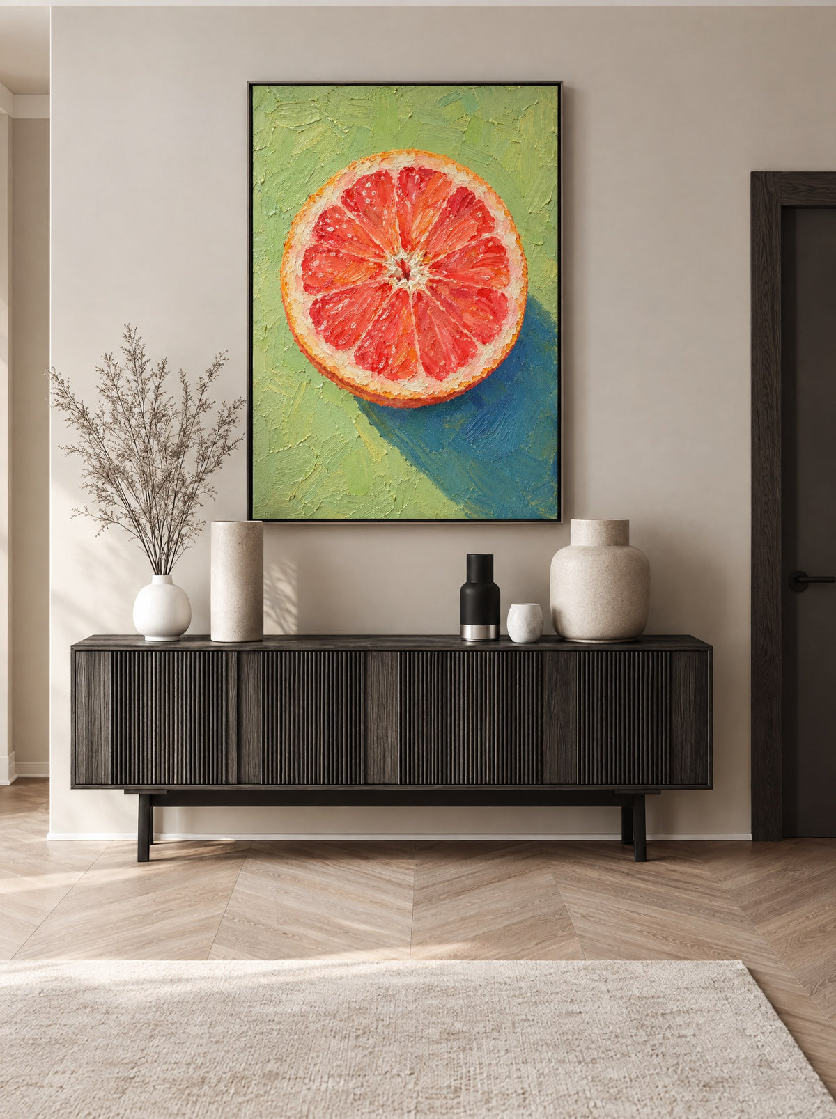 Schilderij met grapefruit in een zwarte lijst, aan de muur in een frisse keuken.